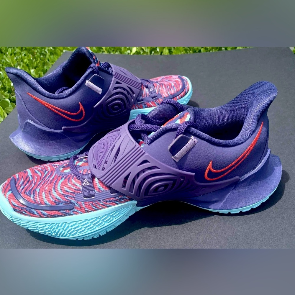 Like New Never worn Nike Kyrie Low 3 Orchid Men’s shoe size 7